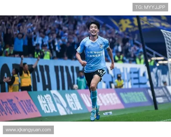 足球明星品尝中国泡面引发热议网友纷纷点赞其独特美食选择