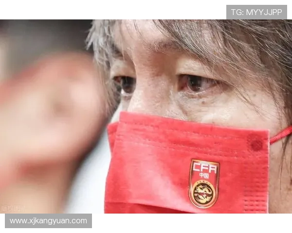 足球明星因护照问题被判刑入狱引发球迷热议与媒体关注